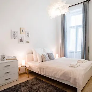 Comfy, Renewed 3 Bedroom In Center , Budapest Hungary