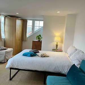 townhouse-tower-bridge-2-baths-free-parking.cambridgehotelsuk.com/